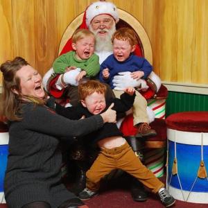 x14-Images-Of-Santa-Claus-Terrifying-Kids-8.jpg.pagespeed.ic.GsJ38sfgcR